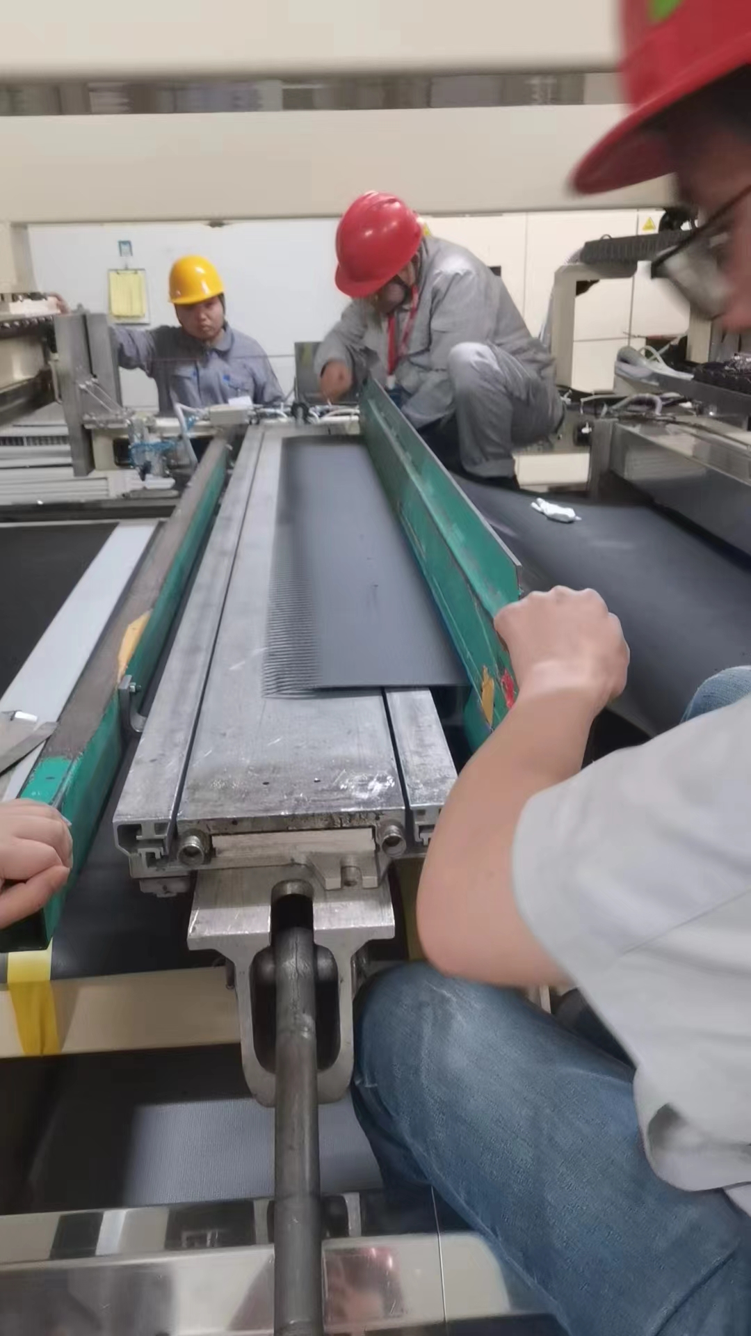 德國進(jìn)口巨型熱壓機(jī)設(shè)備液晶板輸送帶現(xiàn)場施工實(shí)地應(yīng)用(圖2)