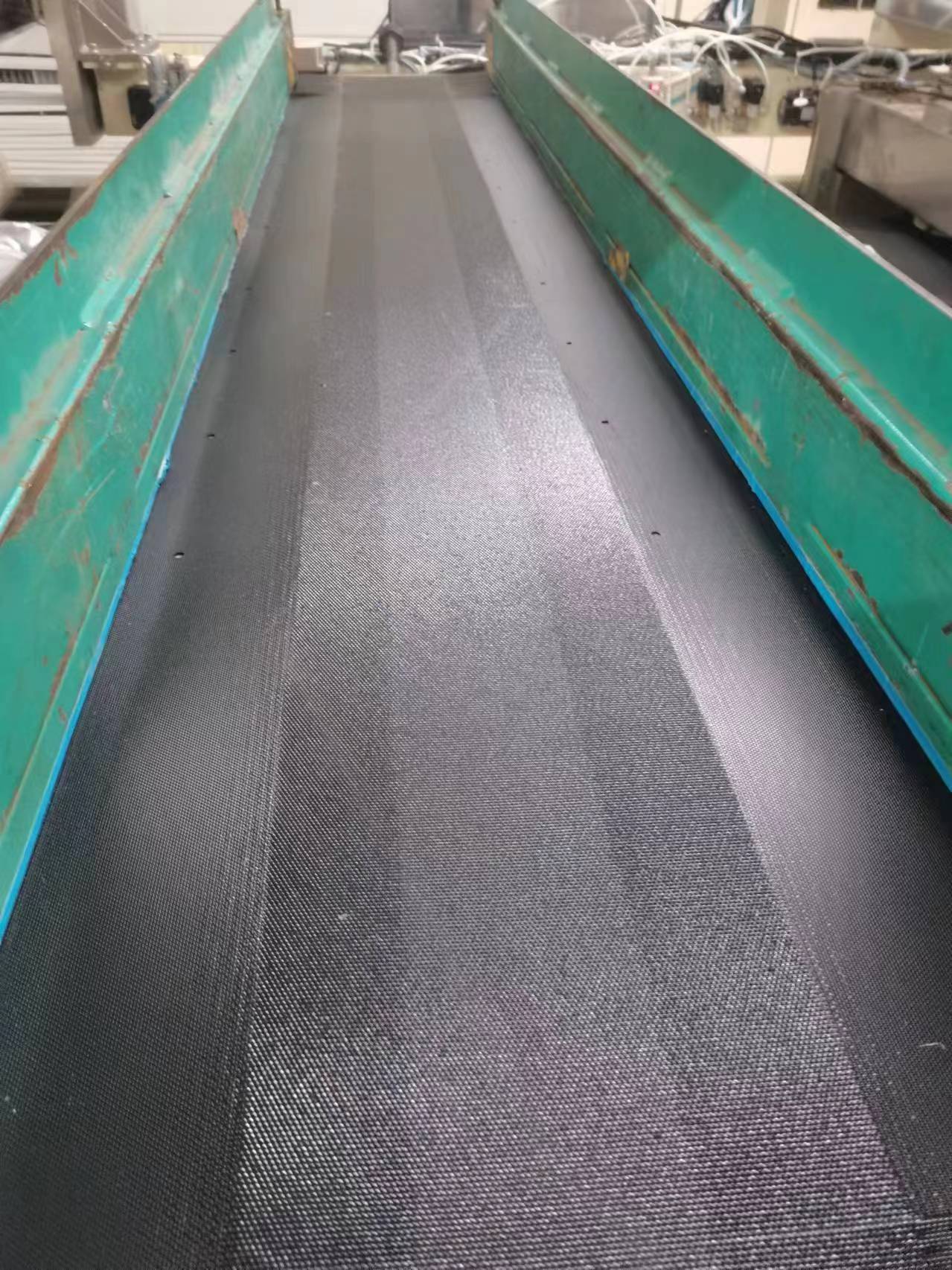 德國進(jìn)口巨型熱壓機(jī)設(shè)備液晶板輸送帶現(xiàn)場施工實(shí)地應(yīng)用(圖1)