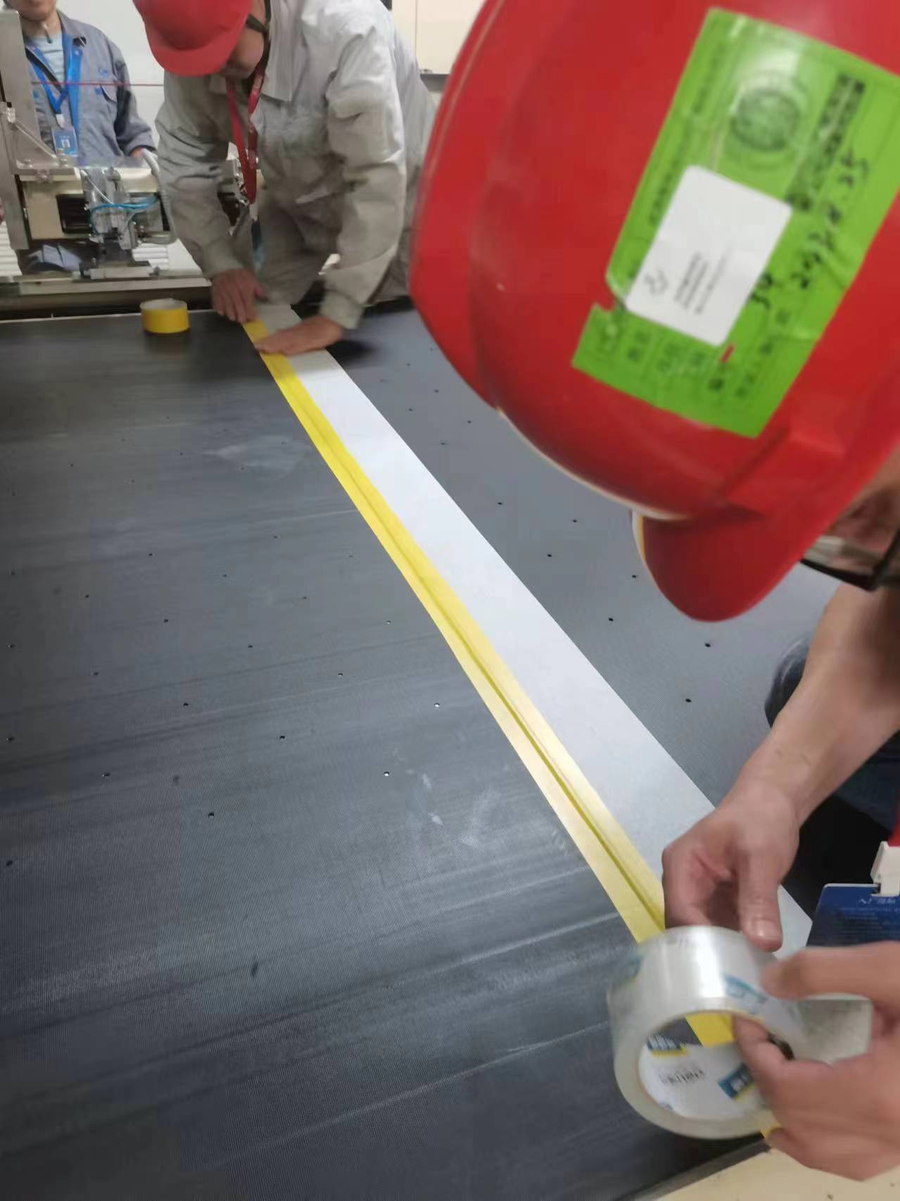 德國進(jìn)口巨型熱壓機(jī)設(shè)備液晶板輸送帶現(xiàn)場施工實(shí)地應(yīng)用(圖3)